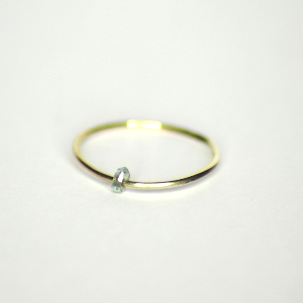 Ring aus 585 Recycling Gold mit beweglichem blau transparentem Zirkon