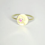 Ring aus 585 Recycling Gold mit Goldplatte groß und Rhodolith