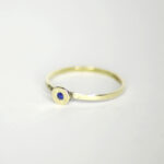 Ring aus 585 Recycling Gold mit Goldplatte und Saphir