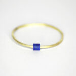 Ring aus 585 Recycling Gold mit beweglichem Lapislazuli