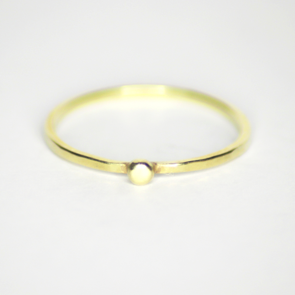 Ring aus 585 Recycling Gold mit Goldkugel