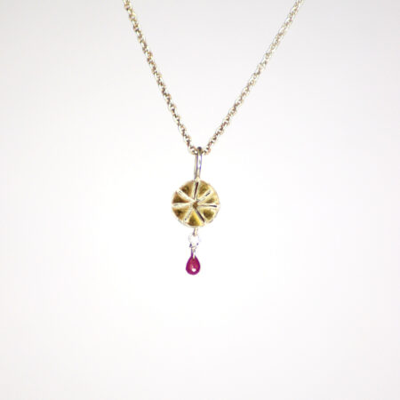 Kette Silber mit Anhänger und Rubintropfen
