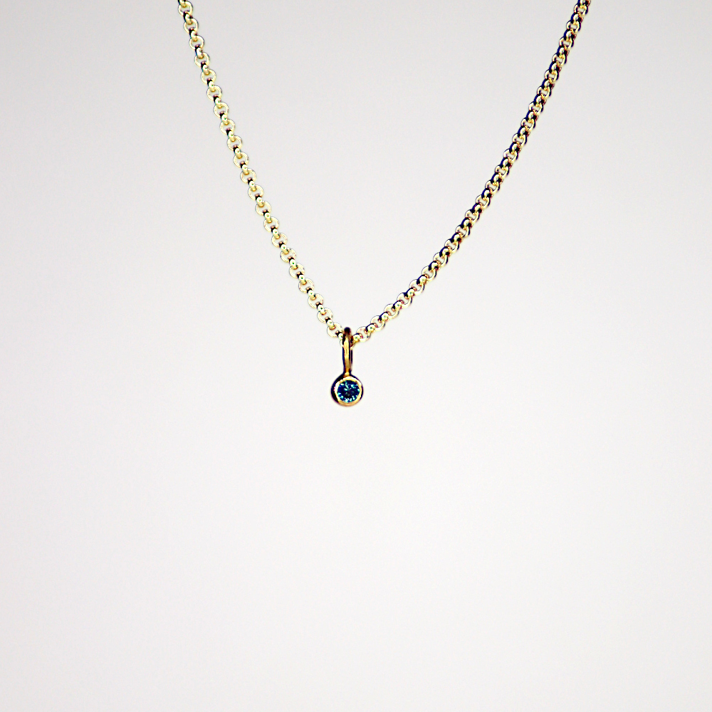 Kettenanhänger aus 22 Karat Gelbgold mit blauem Diamant