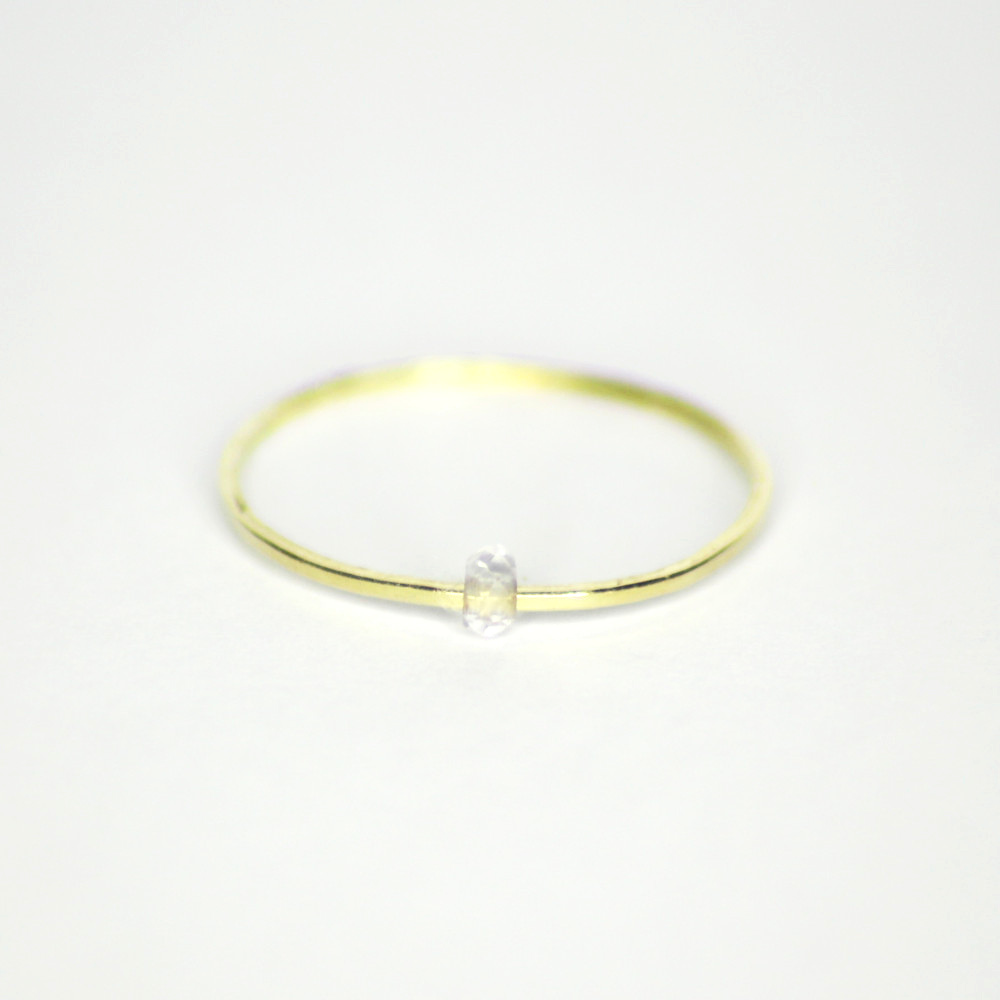 Ring aus 585 Recycling-Gold mit beweglichem transparenten Zirkon